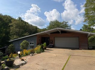990 Deer Ln, Rochester, PA 15074