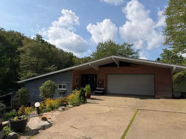 990 Deer Ln, Rochester, PA 15074