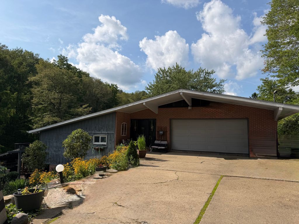 990 Deer Ln - Property Image