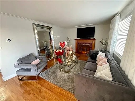 3 bed, 1253 sqft, $4,000 — Photo 2