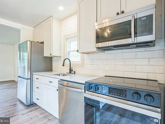 3rd image of 27136 Dogwood Ln