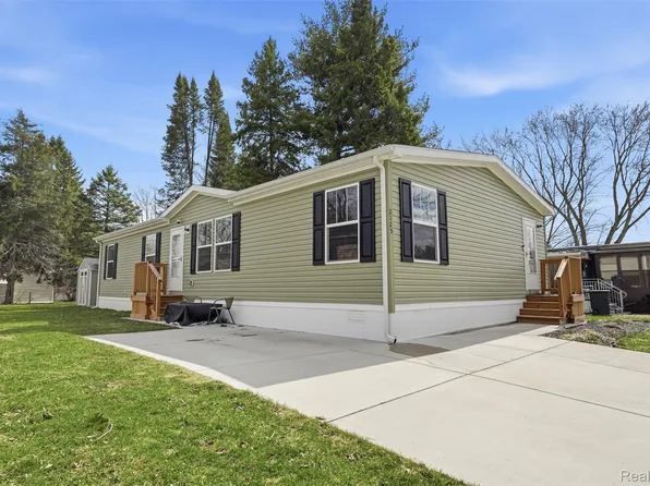 2125 Candy Ln, Brighton, MI 48114