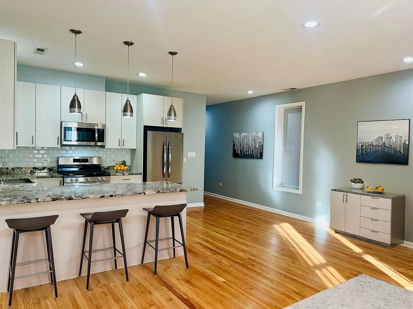 3 bed, 1300 sqft, $2,500 — Photo 2