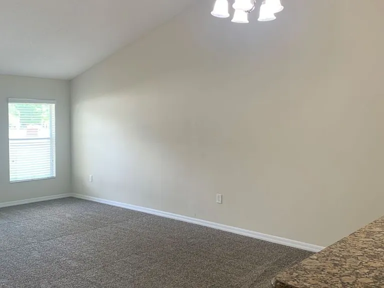 521 Montana Ave — Photo 2