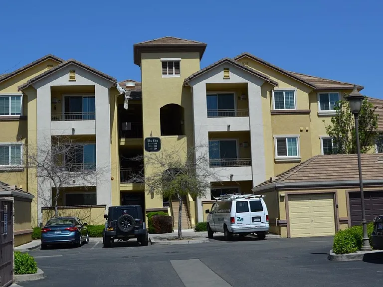 1360 Shady Ln #XXX — Photo 2