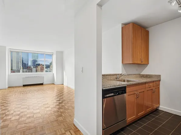 420 West 42nd Street image 9 of 26