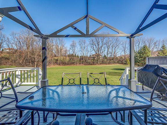 4th image of 135 Eagle Crest Dr