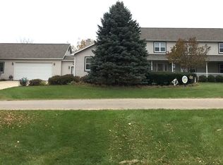 61 Carriage Hill Dr, Sterling, IL 61081