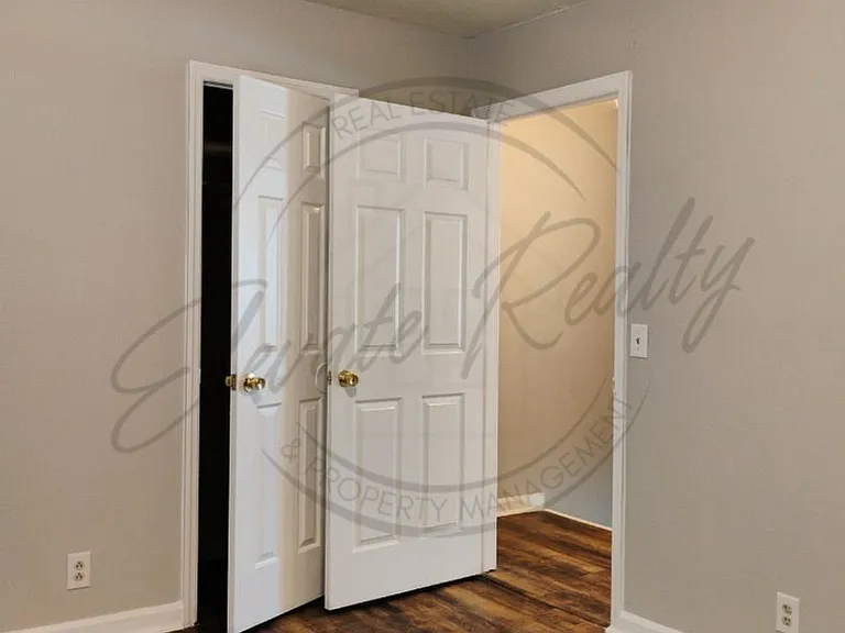 2437 Woodale Ln — Photo 18