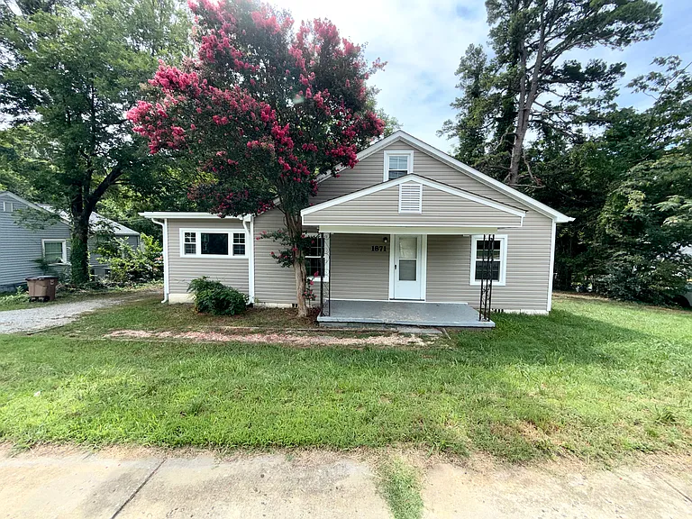 1871 Merritt Dr — Photo 3