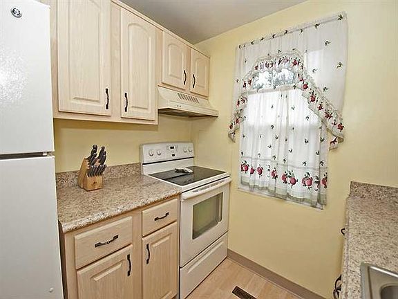 3rd image of 308 Parkwood Dr