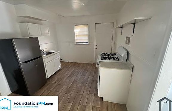 3rd image of 2320 E Warren St #1