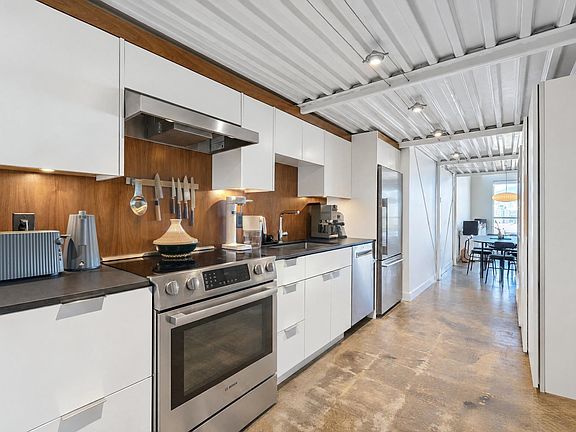 5th image of 338 W 8th Ave #402