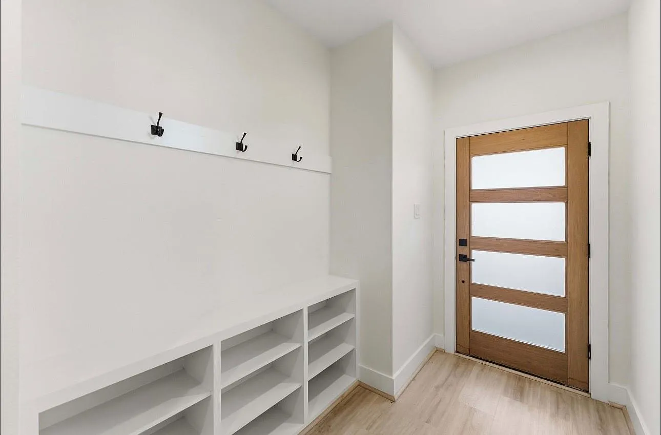 1 bed, 1.0 bath, 2169 sqft, $1,900 — Photo 2