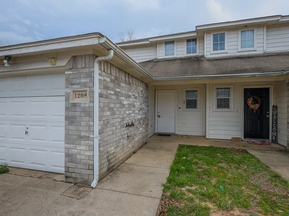 1208 Village Garden Dr, Azle, TX 76020