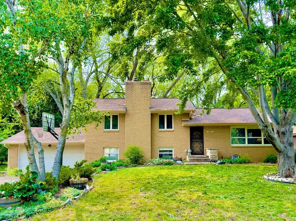 2561 Bittersweet Ln N, Maplewood, MN 55109