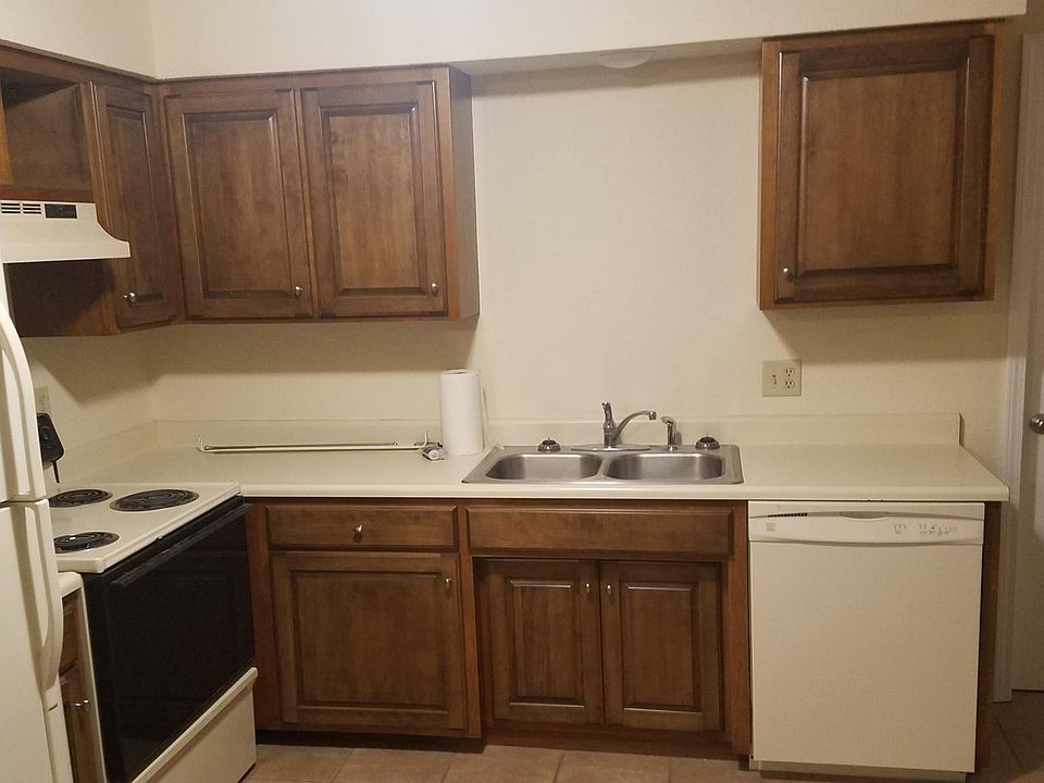2nd image of 2570 Magnolia Ave