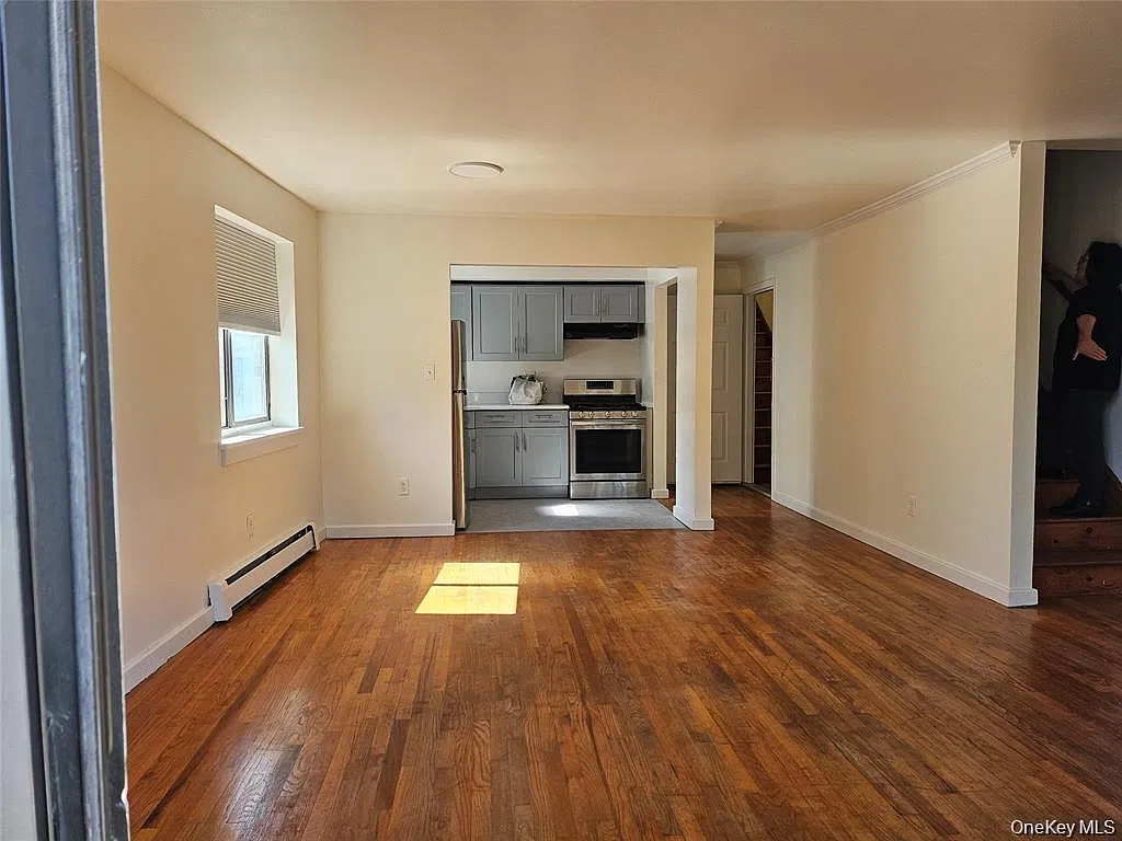 4 bed, 2.0 bath, 2700 sqft, $3,800 — Photo 2