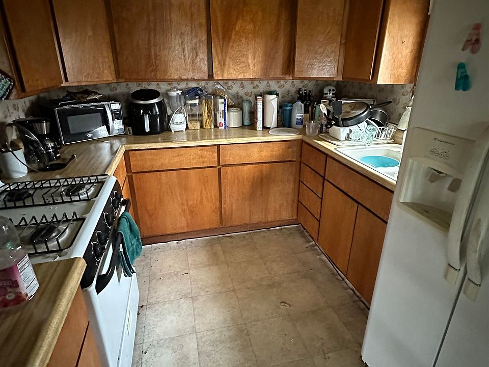 2nd image of 828 Hickory St