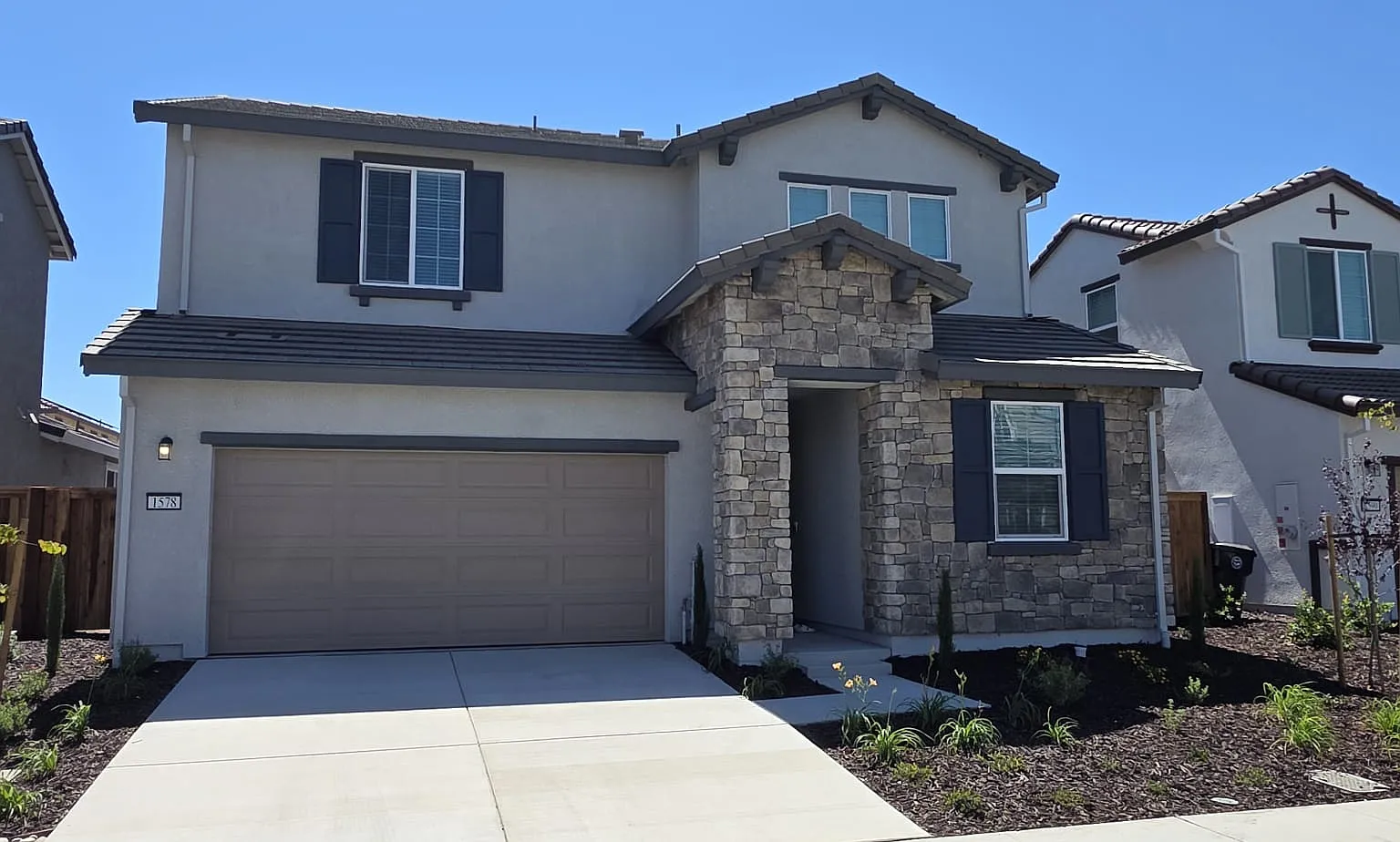 4 bed, 2463 sqft, $3,200 — Photo 2