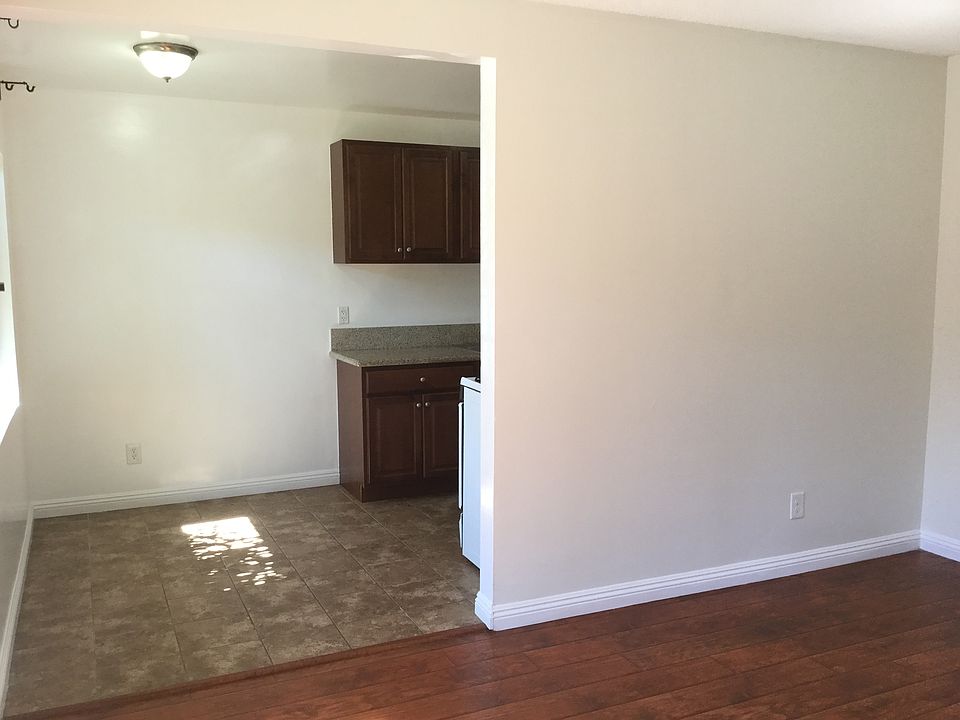 1st image of 609 E Hyde Park Blvd #2