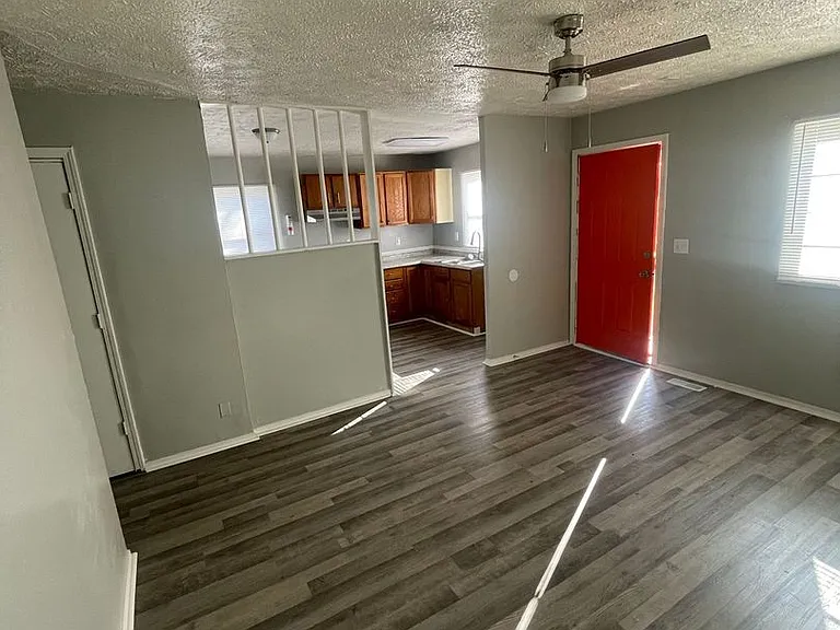 1230 W 18th St — Photo 1
