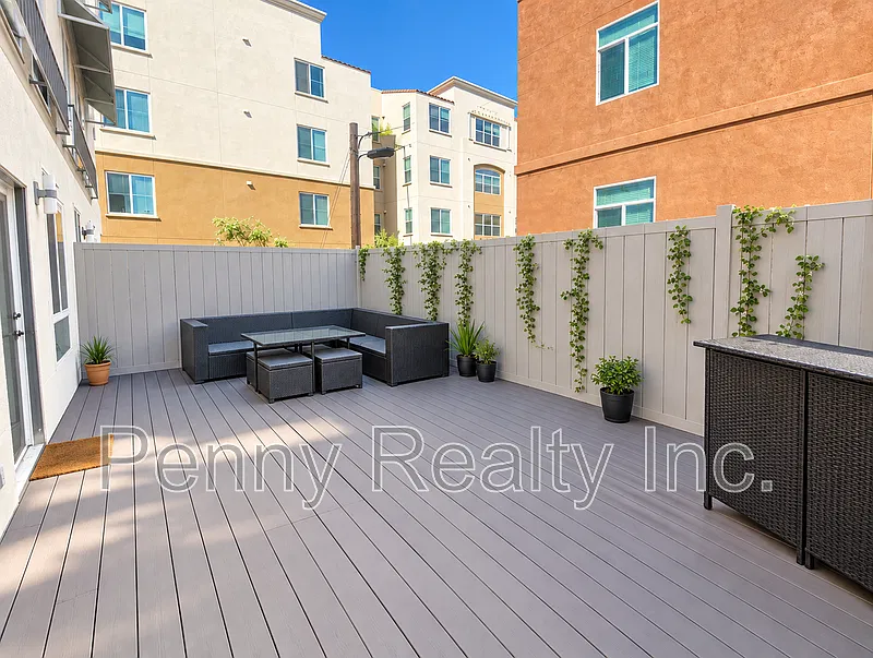 2 bed, 2.0 bath, 697 sqft, $2,895 — Photo 1
