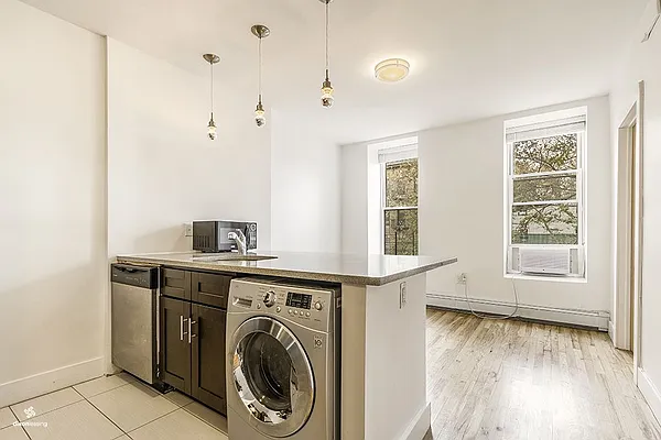 Rented by Dixon Advisory USA Inc. | media 32