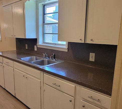 3rd image of 1125 McDaniel Dr