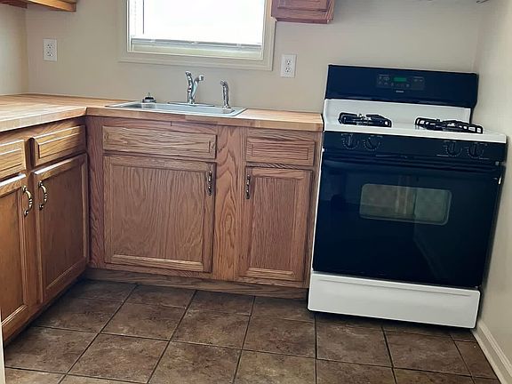 4th image of 101 Willow Dr