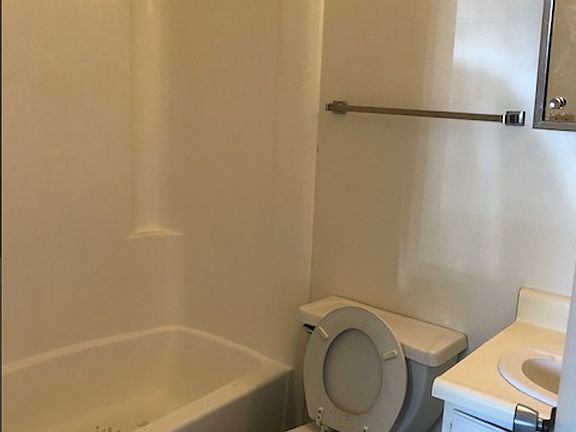 3rd image of 618 S Van Buren St APT 5
