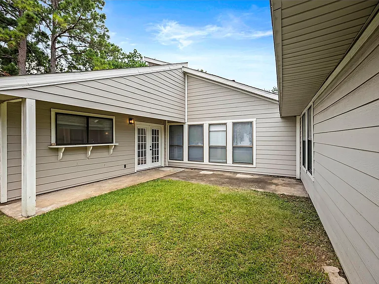 10010 Windriver Dr — Photo 16