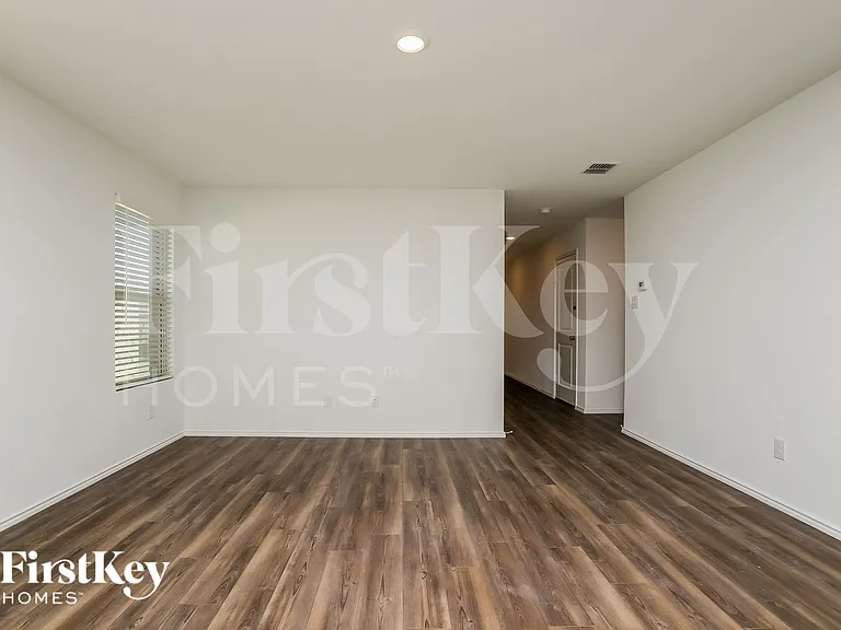 1614 River Crossing Dr — Photo 2