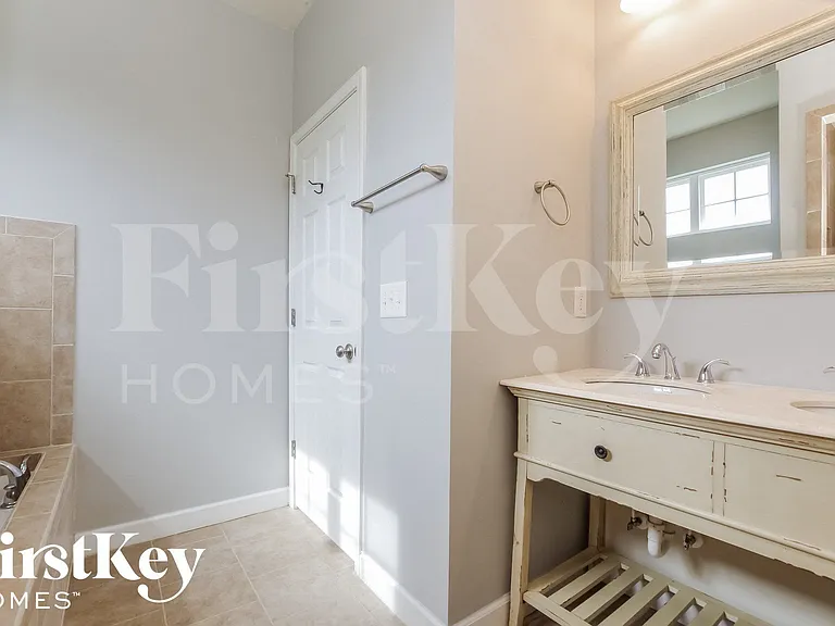 713 Walnut Crossing Dr — Photo 10