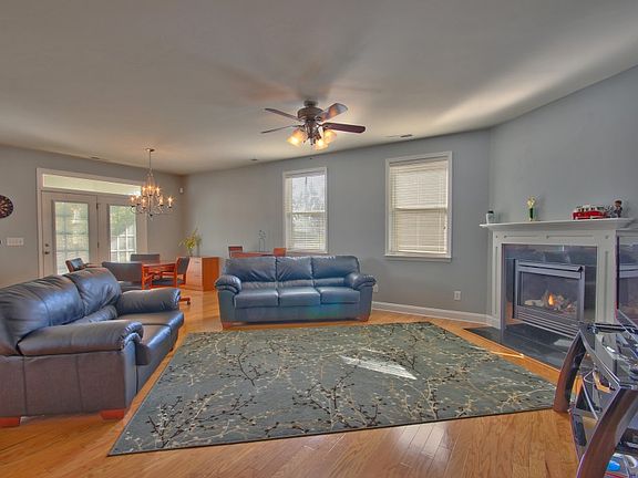 Open flow from kitchen 