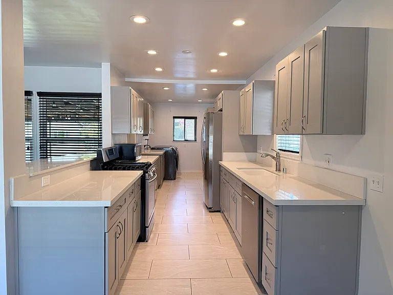 527 N San Antonio Ave — Photo 5