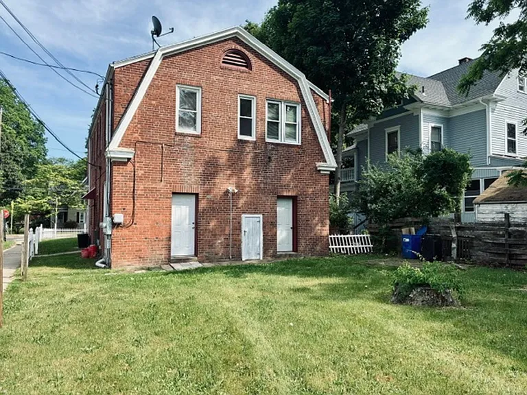 452-454 Thompson Ave — Photo 37