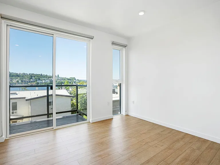 Welcome to Lakeview! - Live in Luxury & Style in the heart of Eastlake — Photo 27