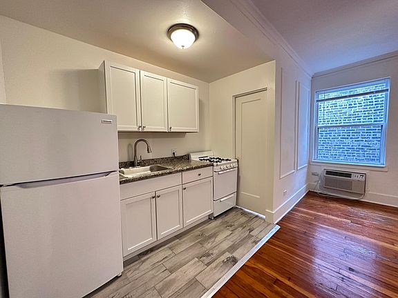 4th image of 755 W Cornelia Ave #0