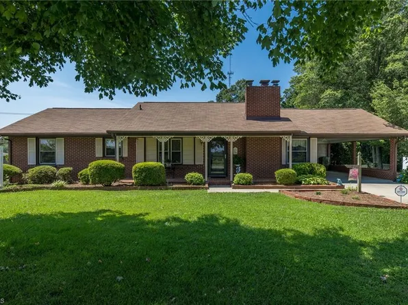 1253 Country Ln, Winston Salem, NC 27107