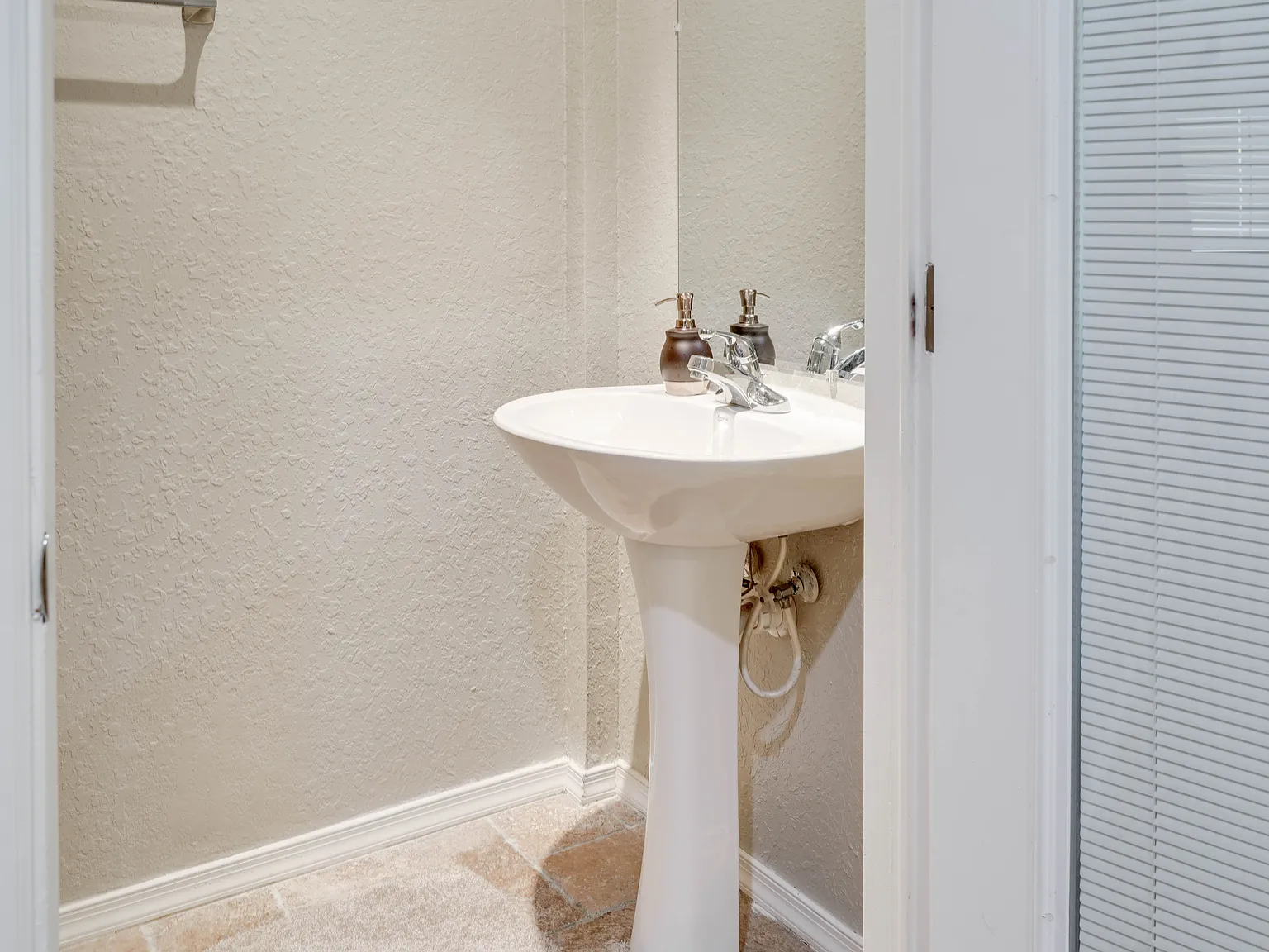 3 bed, 2.5 bath, 1700 sqft, $3,400 — Photo 4