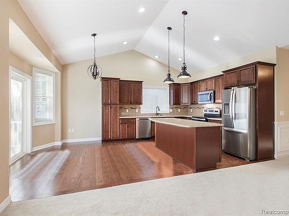 5th image of 58 Fox Hollow Dr