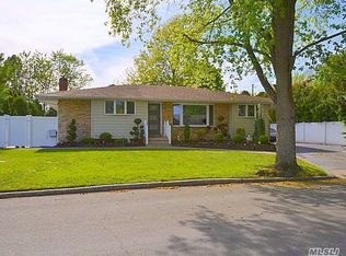 3 Janet Ln, Commack, NY 11725