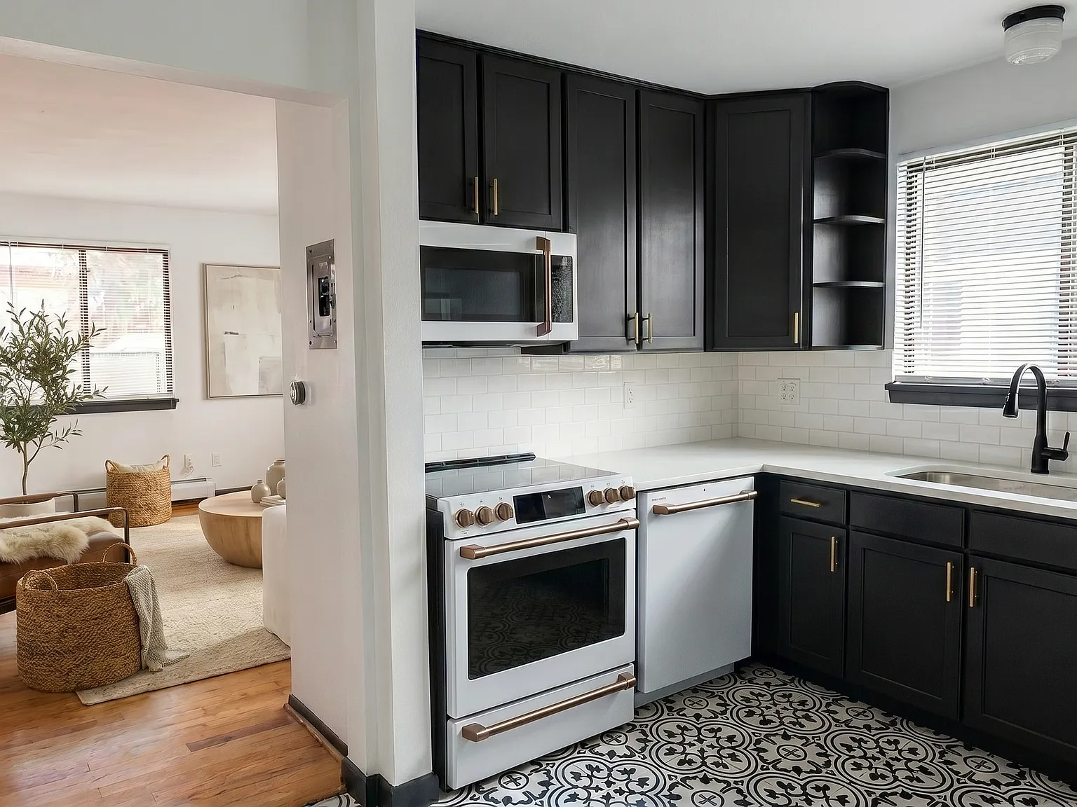 2 bed, 800 sqft, $3,300 — Photo 4