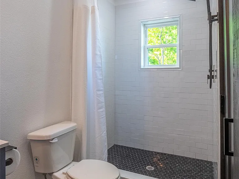 351 E Washington Ave — Photo 16