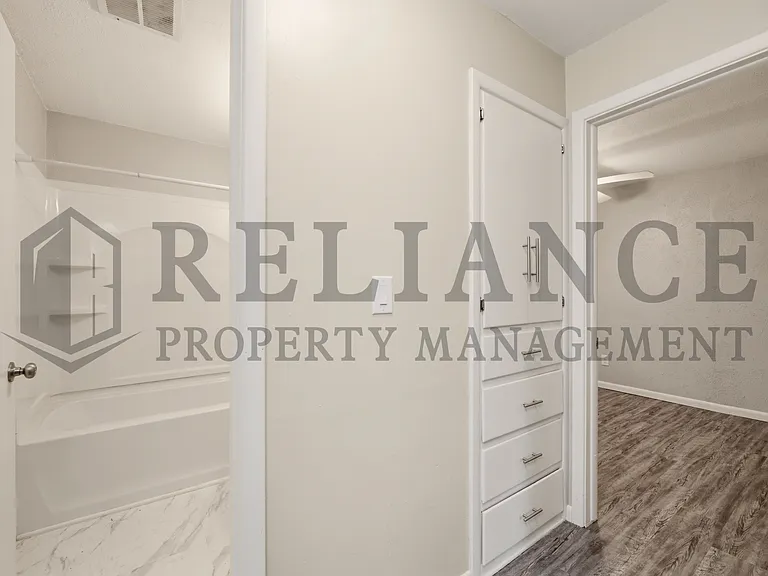 1401 W Calvert St — Photo 27