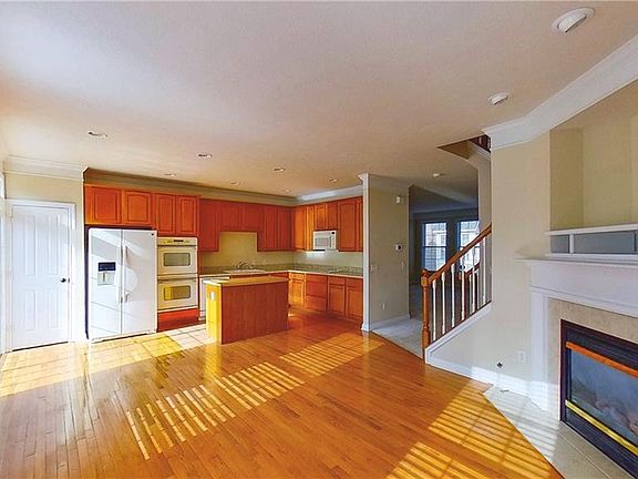 3rd image of 8659 Meridian Square Dr