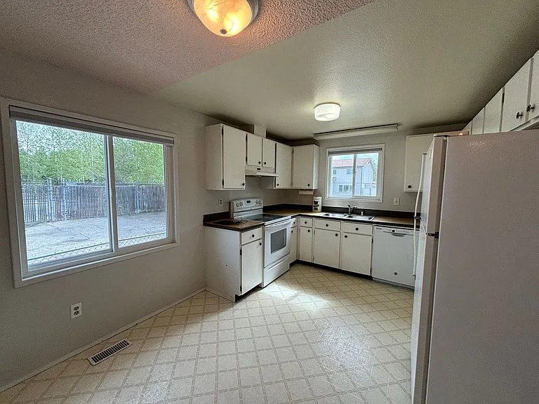 1453 Market St — Photo 7