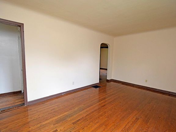5th image of 8484 Wooster Pike