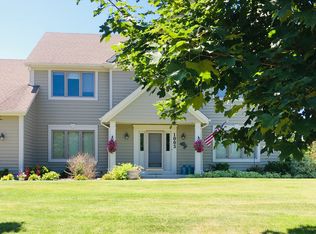 1003 Woods Dr, Hartland, WI 53029